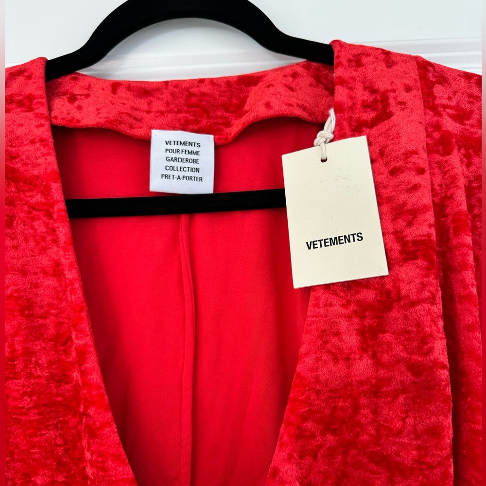 VETEMENTS Gloved Velvet Dynasty Top Red - Picture 4 of 6
